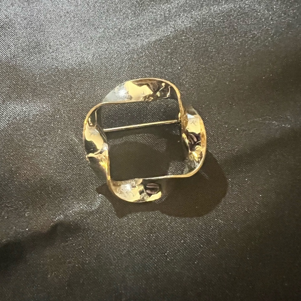 Silver plated Twisted Circle Pin